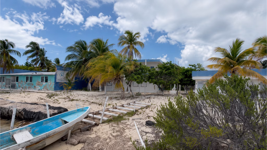 Instalaciones de la Tortugranja se observan junto al litoral de Isla Mujeres durante la temporada de anidación 2026.