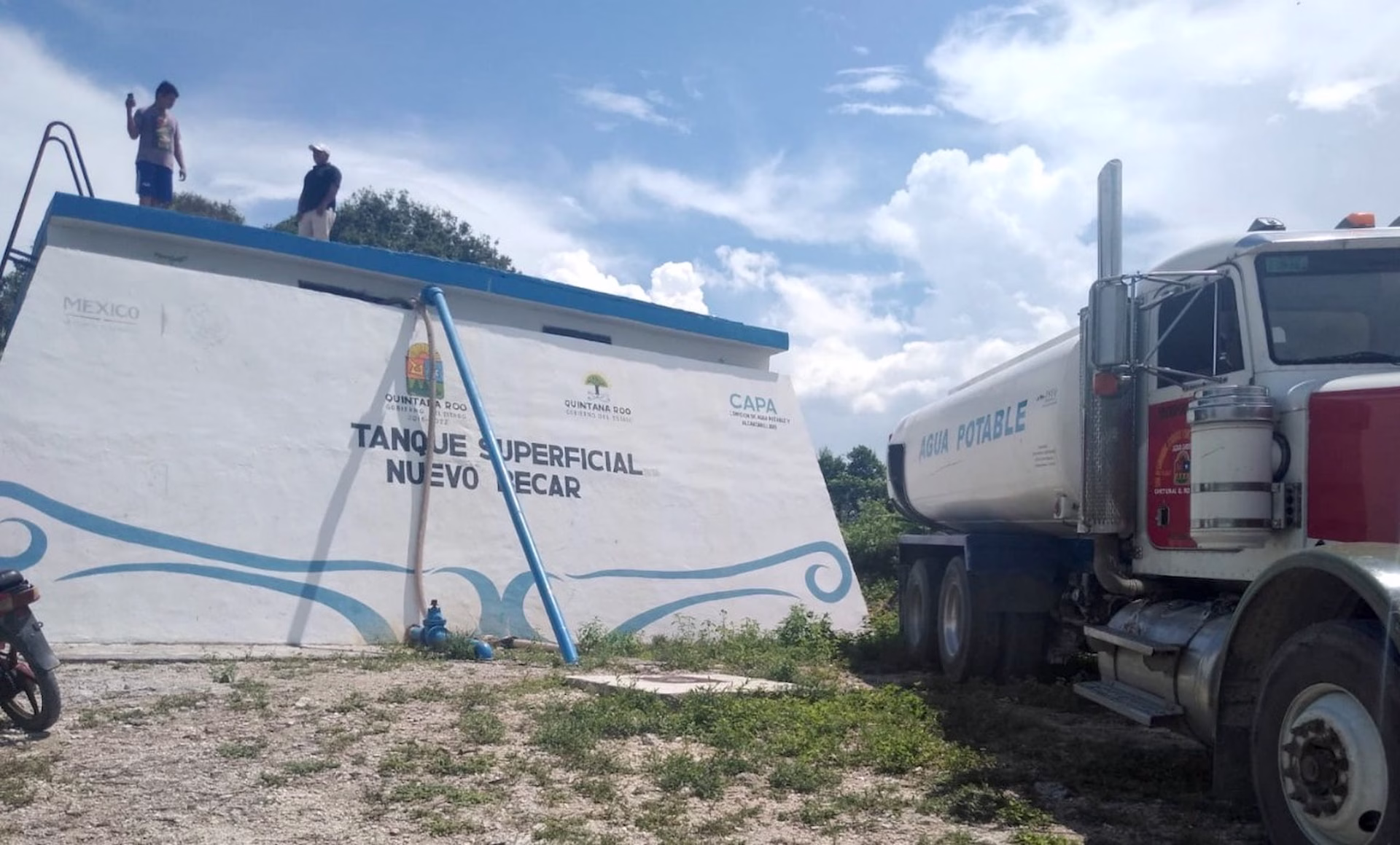 Personal y unidad de CAPA durante trabajos en infraestructura de agua en Quintana Roo