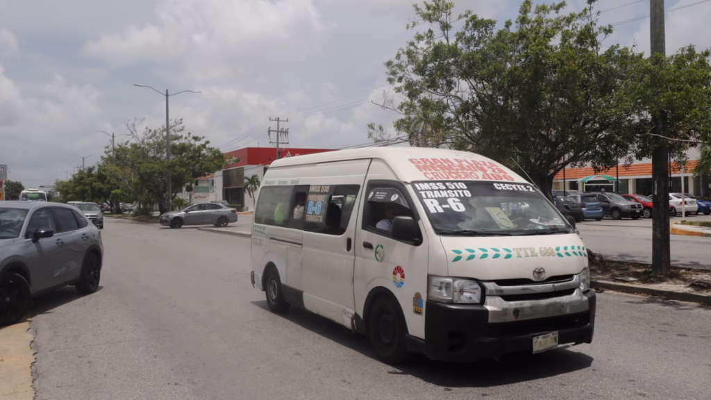 Unidad de transporte público que presta servicio en Cancún como parte de la movilidad urbana de la ciudad.