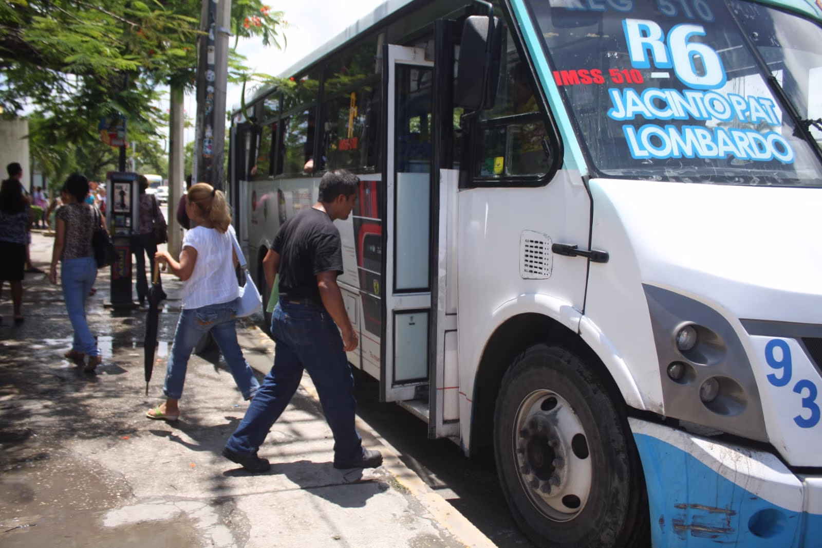 Autobús de transporte público en Cancún, uno de los sectores afectados por el precio del diésel.