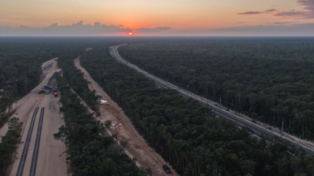 Vista aérea del trazo ferroviario del Tren Maya atravesando la selva de la Península de Yucatán.