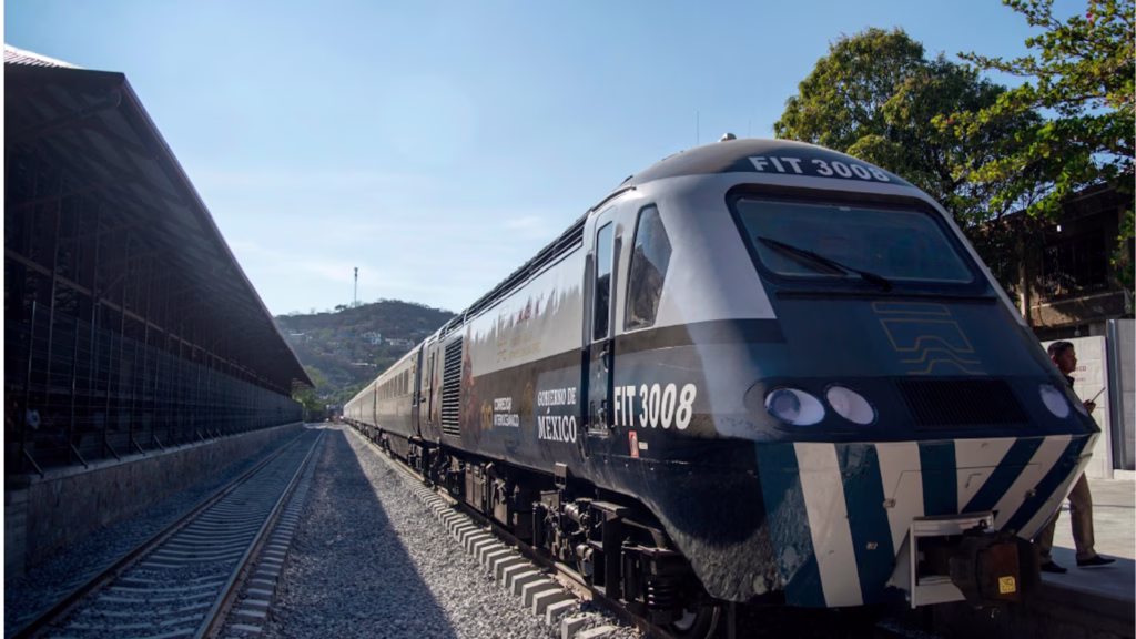 Locomotora FIT 3008 del Tren Interoceánico permanece estacionada junto a los andenes y las vías ferroviarias.