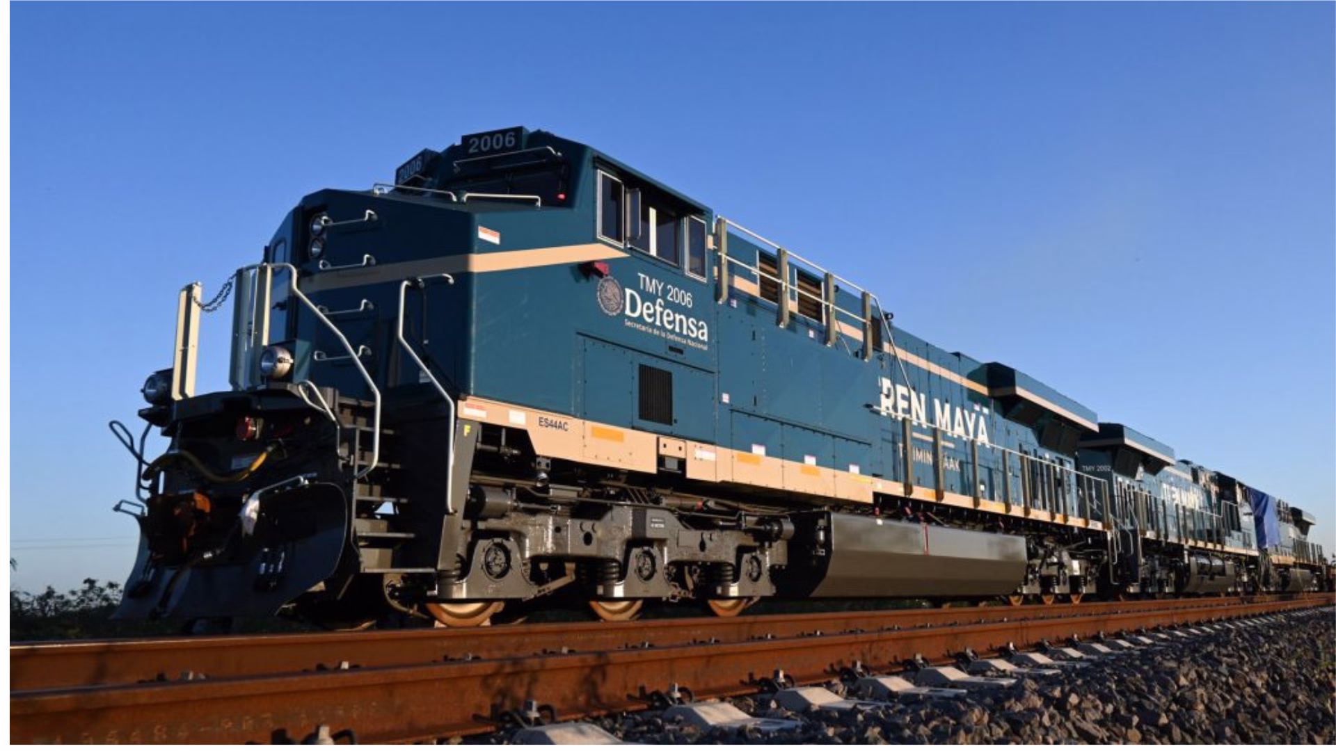 Locomotora del Tren Maya destinada al servicio de carga durante pruebas de operación ferroviaria.