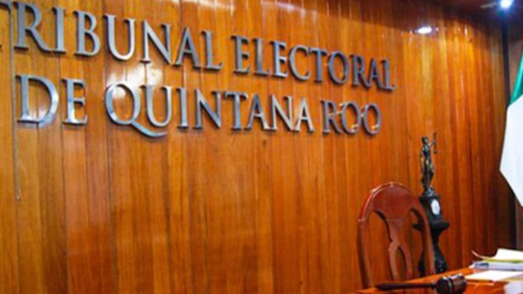 Sala de sesiones del Tribunal Electoral de Quintana Roo durante una audiencia pública.
