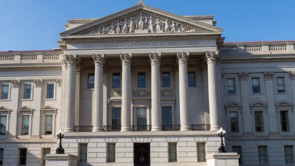 Fachada de un tribunal federal de Estados Unidos, con columnas y un acceso principal bajo cielo despejado.