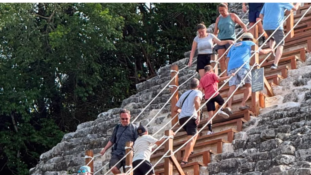 Visitantes suben por las escaleras de una estructura arqueológica en Quintana Roo