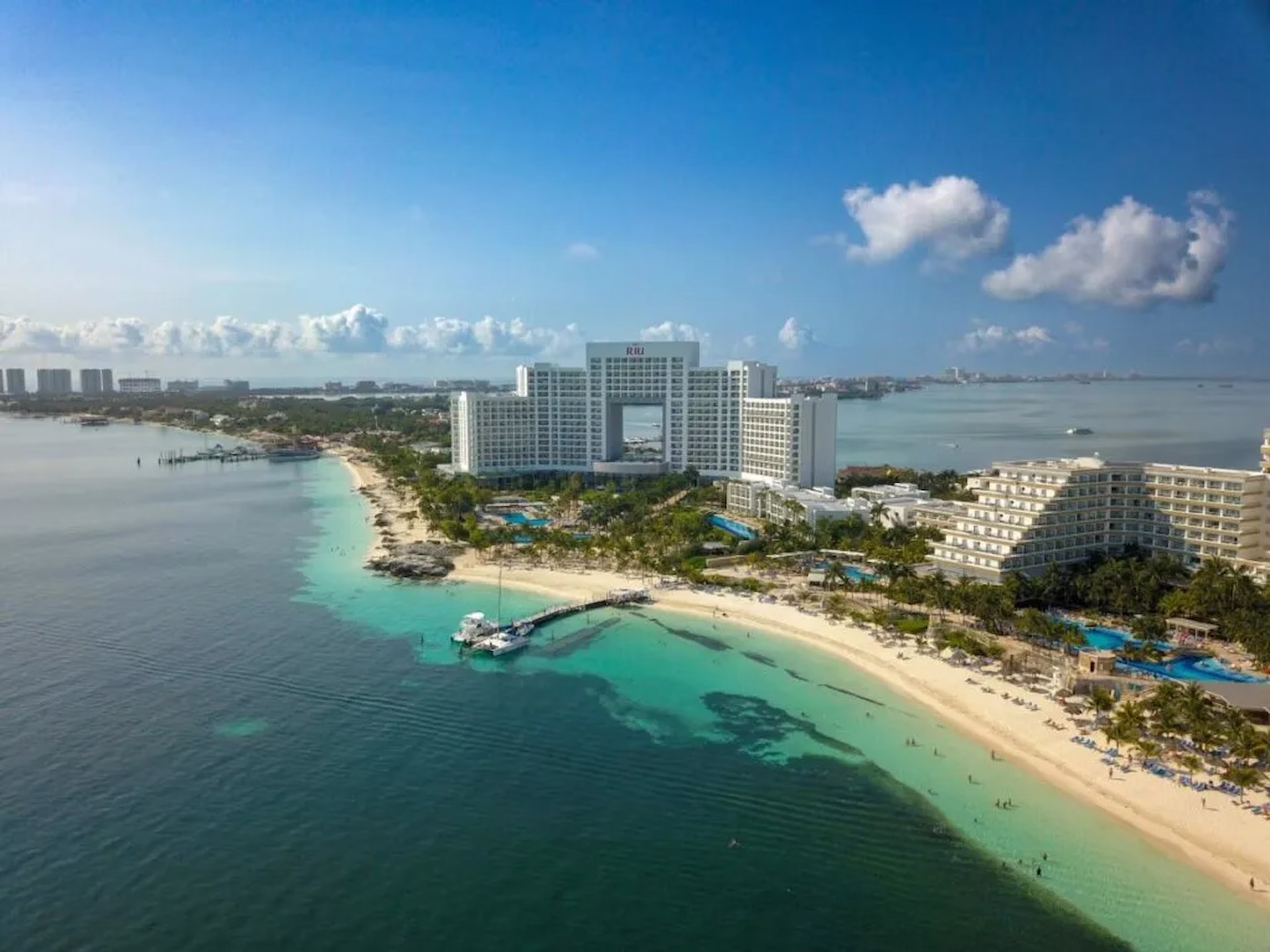 Vista aérea de hoteles y playas de Cancún.