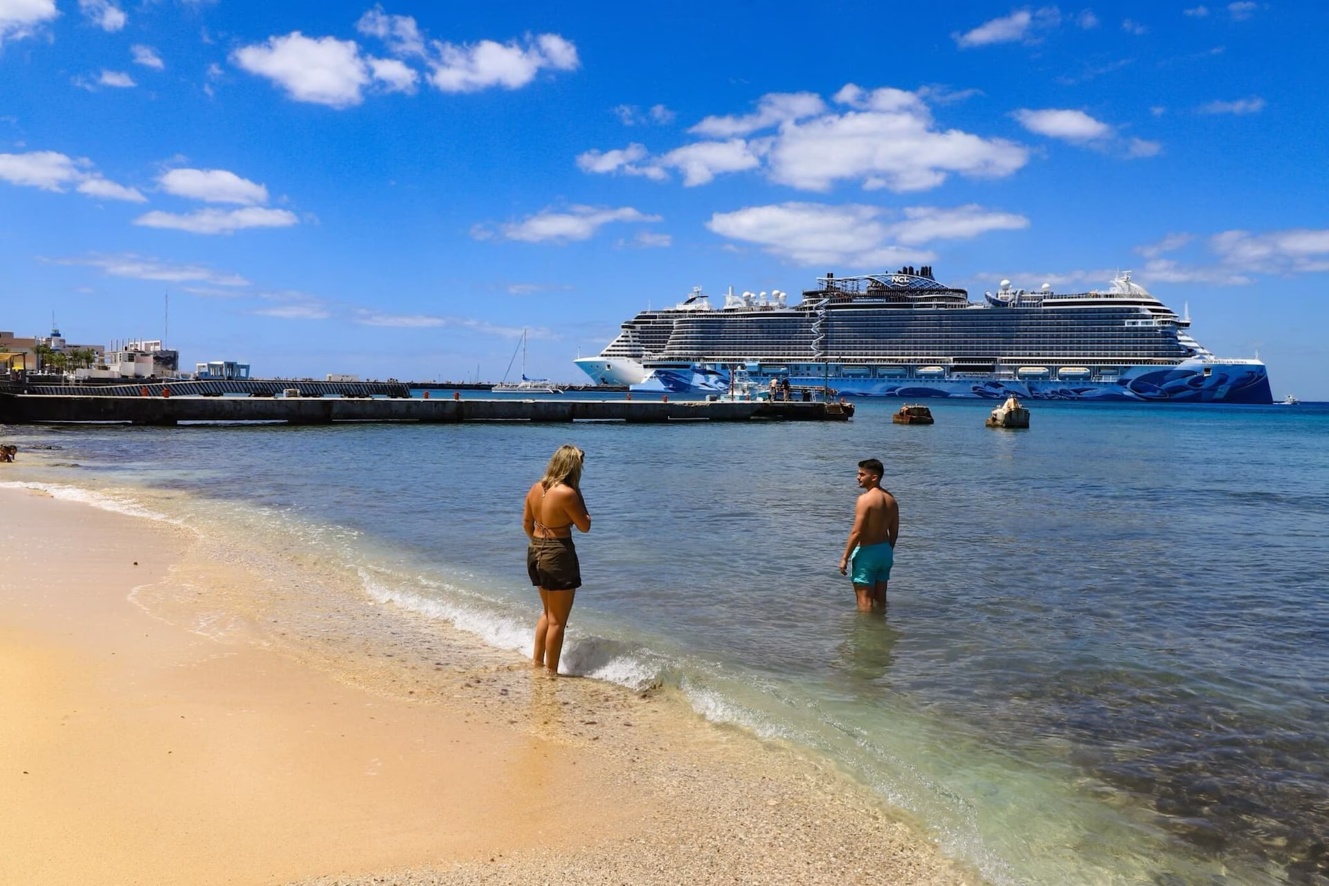 Turistas disfrutan una playa de Quintana Roo, donde la experiencia del visitante y la calidad de los servicios forman parte de los indicadores de competitividad turística.