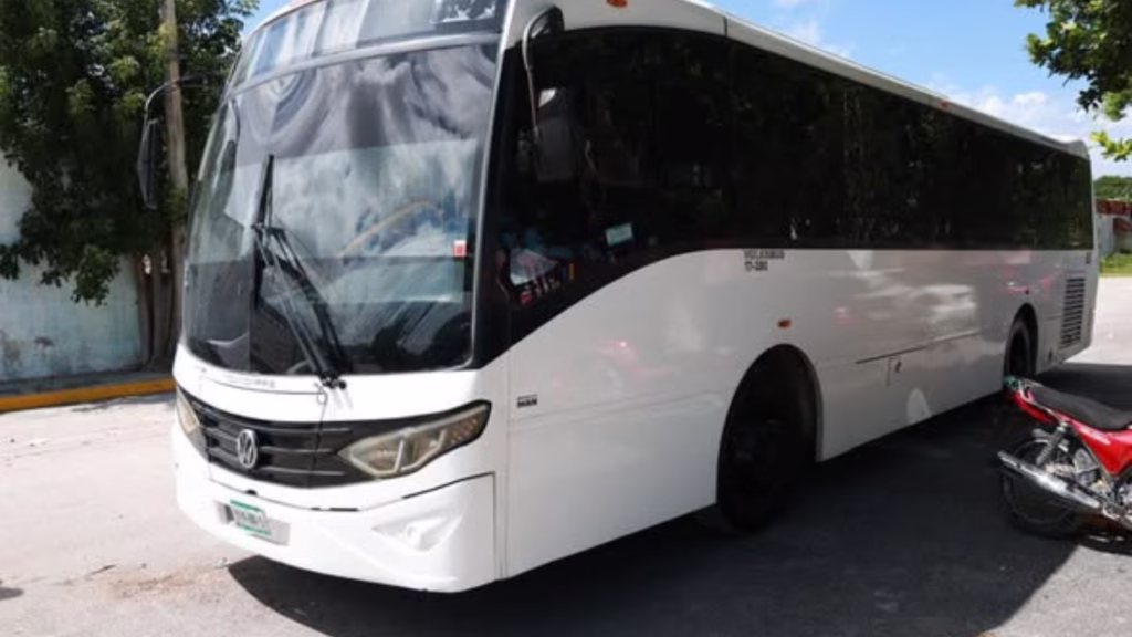 Unidad de transporte terrestre fotografiada en el municipio de Isla Mujeres.