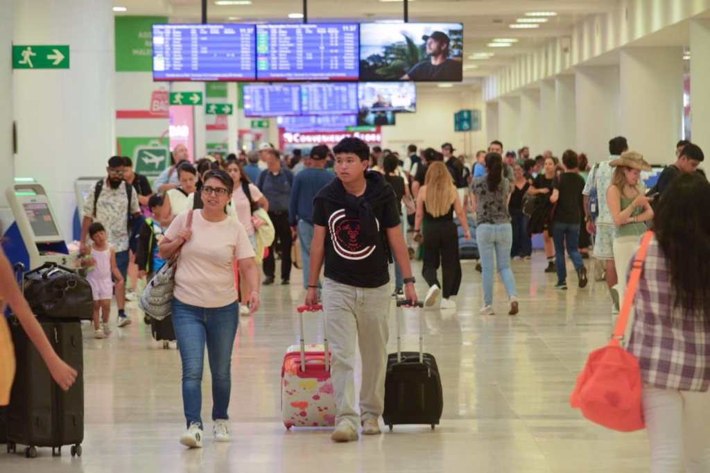 Viajeros en el Aeropuerto Internacional de Cancún por la conectividad aérea de Quintana Roo