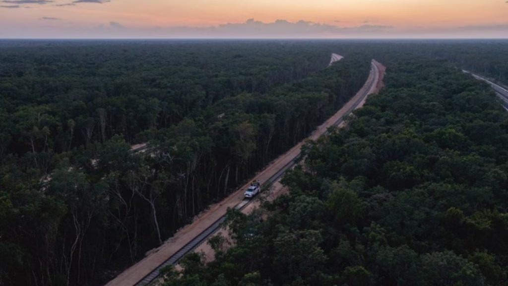 Vista aérea de las vías del Tren Maya durante el desarrollo de la infraestructura ferroviaria en el sureste.