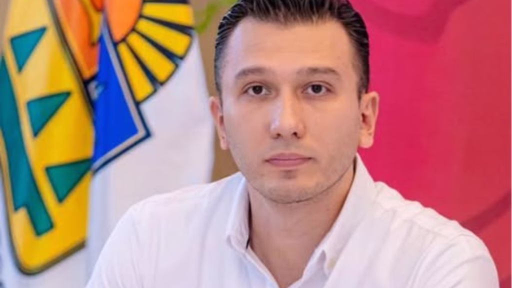 Vicente Francisco Aldape Moncada, extesorero del Ayuntamiento de Tulum que presentó su renuncia tras ser detenido en el Aeropuerto Internacional de Cancún.