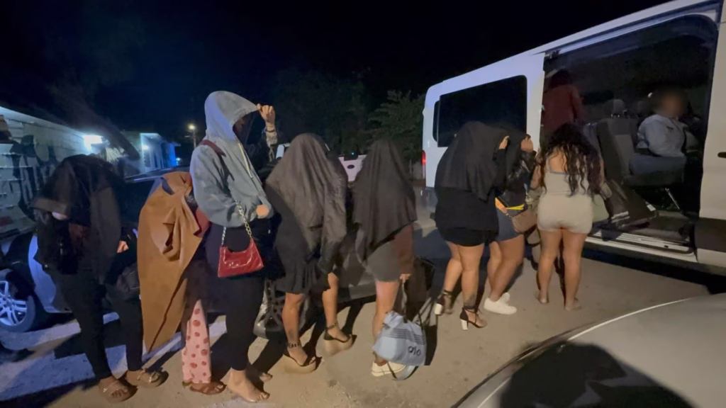 Grupo de mujeres durante un operativo de la FGE de Quintana Roo relacionado con investigaciones por trata de personas, reportado en junio de 2026.