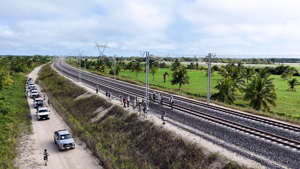 Elementos de seguridad realizan vigilancia en un tramo ferroviario del Tren Maya.