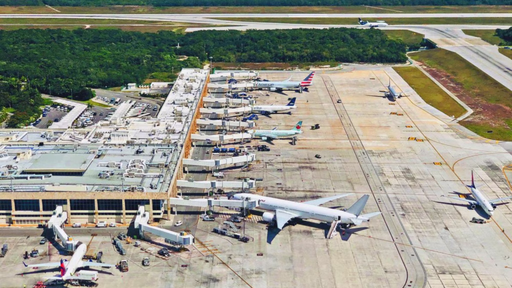 Vista aérea de la Terminal 4 del Aeropuerto Internacional de Cancún con operaciones aéreas.