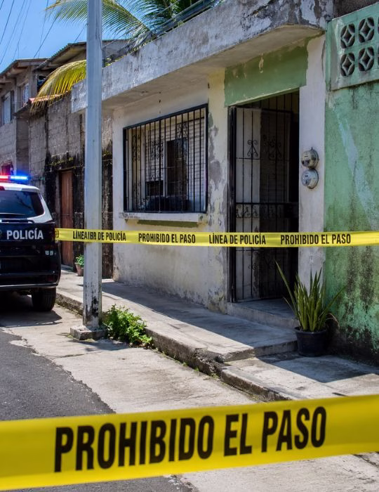 Simulación de una patrulla y elementos de Seguridad Ciudadana durante un operativo en una calle de Cancún.