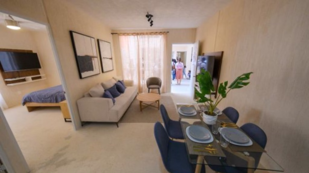 Sala, comedor y recámara de una vivienda muestra presentada como parte del programa Vivienda para el Bienestar