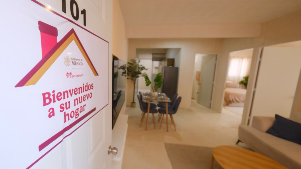 Entrada e interior amueblado de una vivienda de Infonavit presentada durante la jornada de Vivienda para el Bienestar.