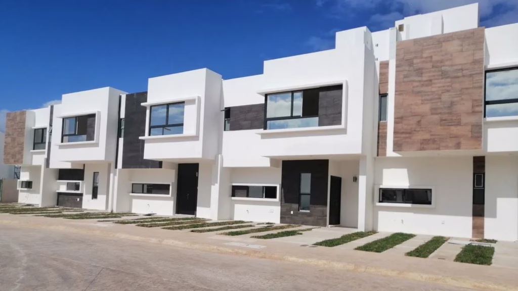 Conjunto de viviendas residenciales que forman parte del desarrollo inmobiliario y urbano de Cancún, Quintana Roo.