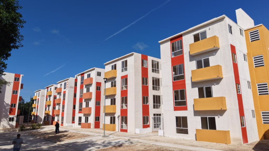 Conjunto habitacional de vivienda social construido para atender el crecimiento urbano de Cancún, Quintana Roo.