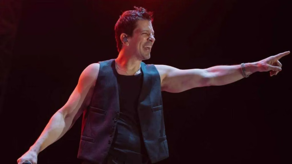 Yahir durante una presentación musical sobre el escenario.