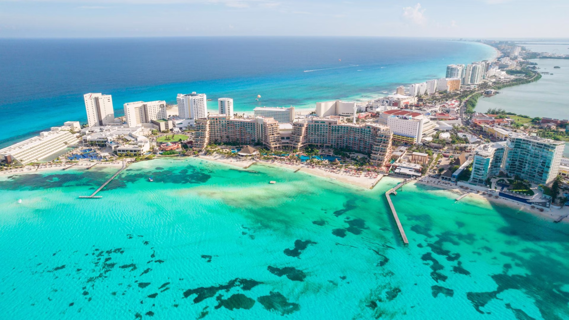 Vista aérea de la Zona Hotelera de Cancún frente al Mar Caribe