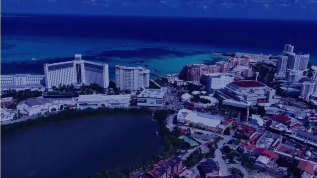 Vista aérea de Punta Cancún y la concentración hotelera que rodea el entorno urbano de Pok Ta Pok.