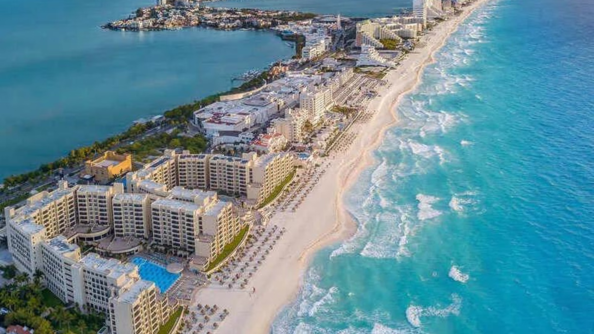 Hoteles frente al mar en la Zona Hotelera de Cancún durante la competencia turística del Mundial 2026