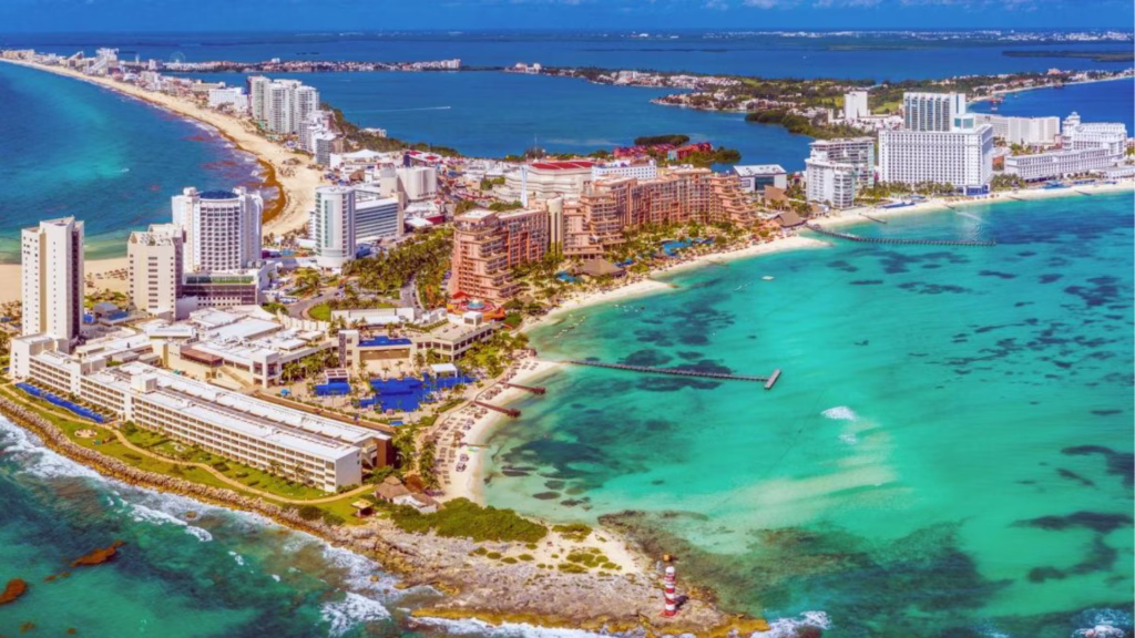 Vista aérea de la Zona Hotelera de Cancún y el Mar Caribe
