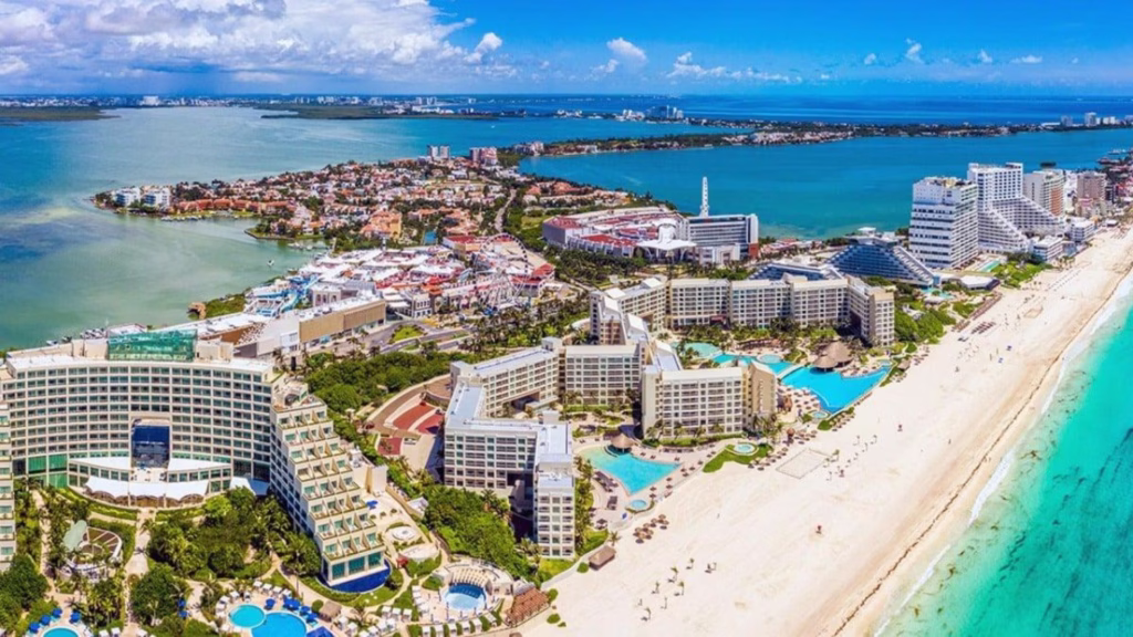 Vista aérea de la Zona Hotelera de Cancún, uno de los principales destinos turísticos y motores económicos de Quintana Roo.