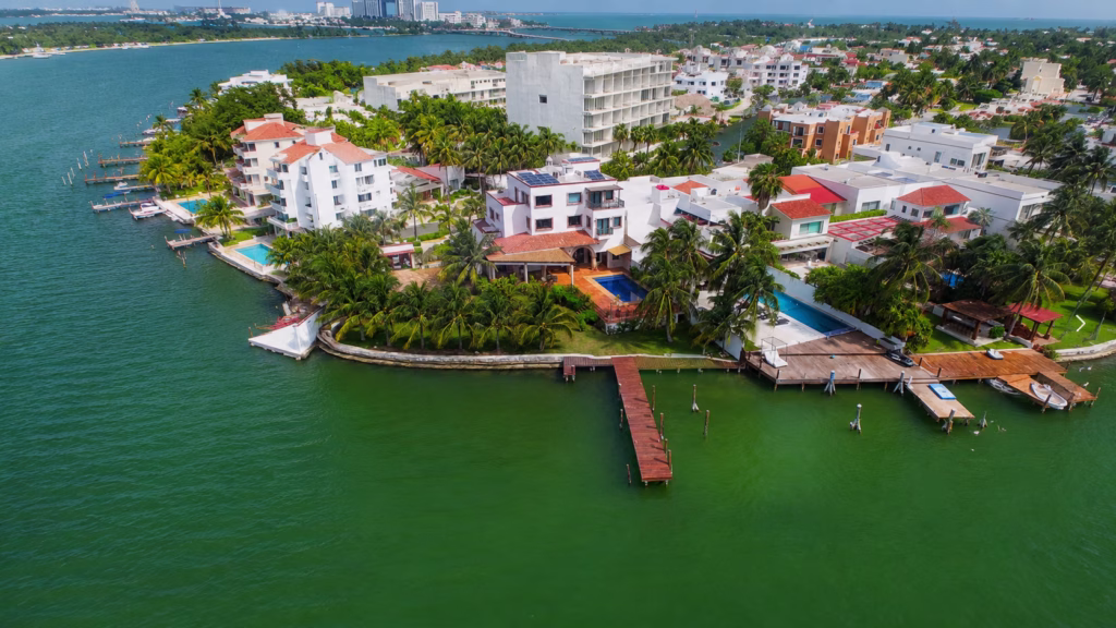 Vista aérea de la zona residencial de Pok Ta Pok junto a la laguna Nichupté, en la Zona Hotelera de Cancún.