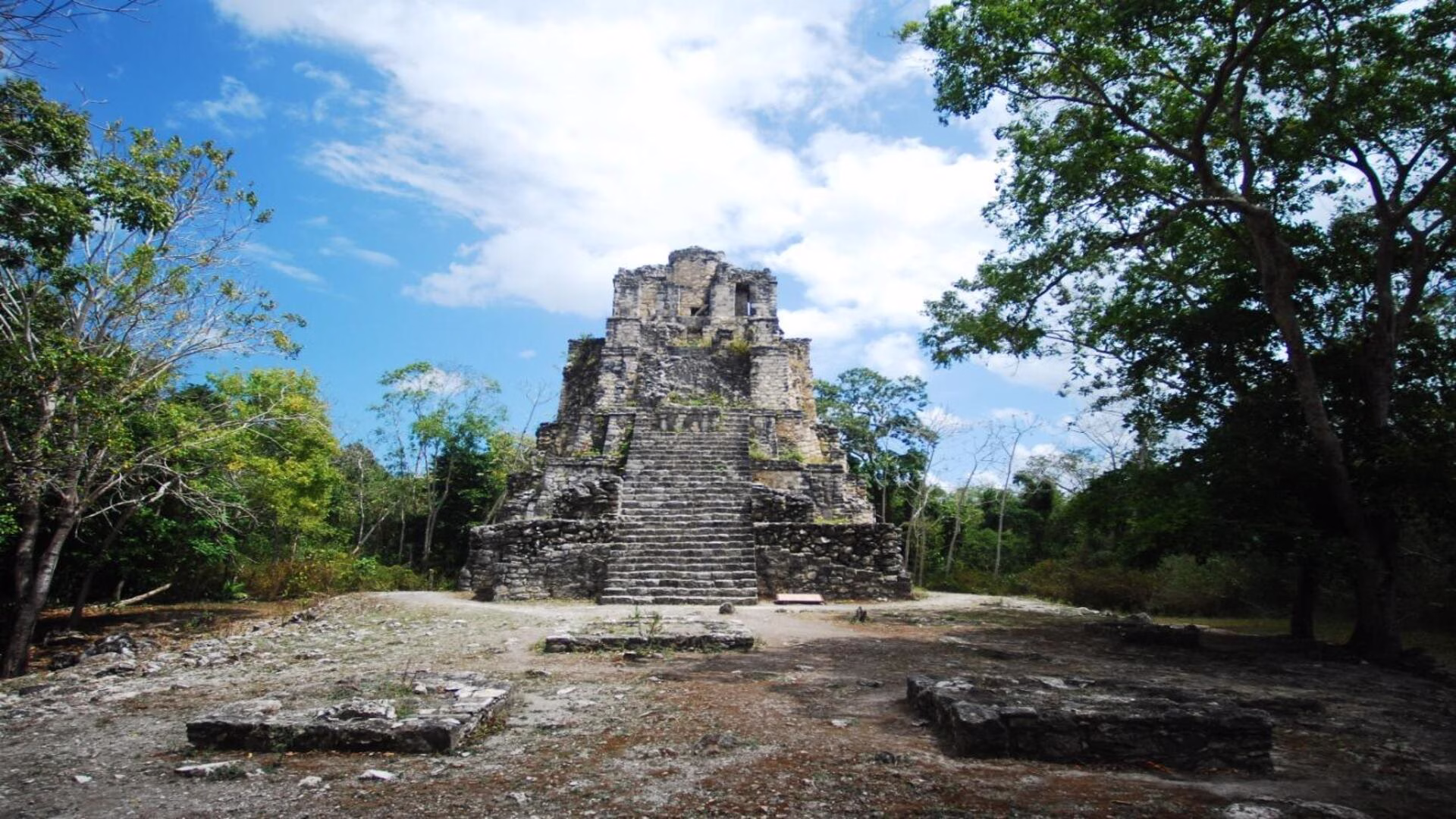 Estructura principal de la Zona Arqueológica de Muyil, sitio de Quintana Roo cuya comparación de visitantes está condicionada por su reapertura.