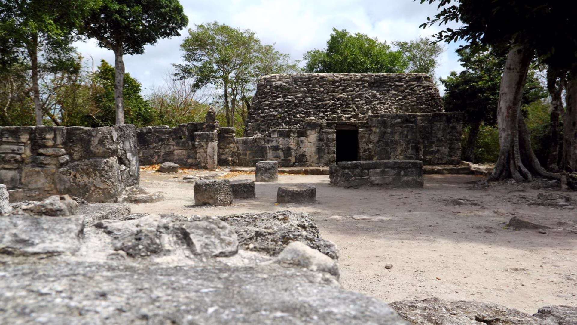 Recinto maya al aire libre en la Zona Arqueológica de San Gervasio, uno de los sitios turísticos de Cozumel, Quintana Roo.