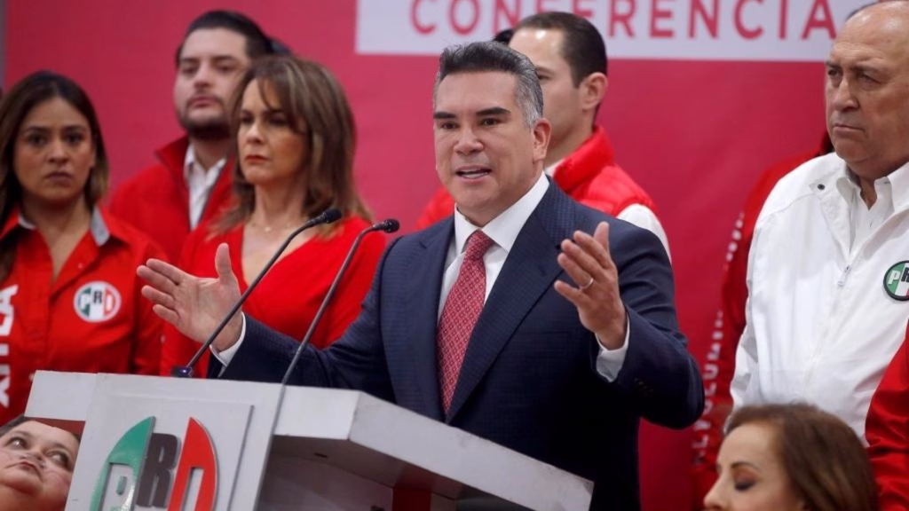 Alejandro Moreno sentado en su escaño dentro del recinto legislativo