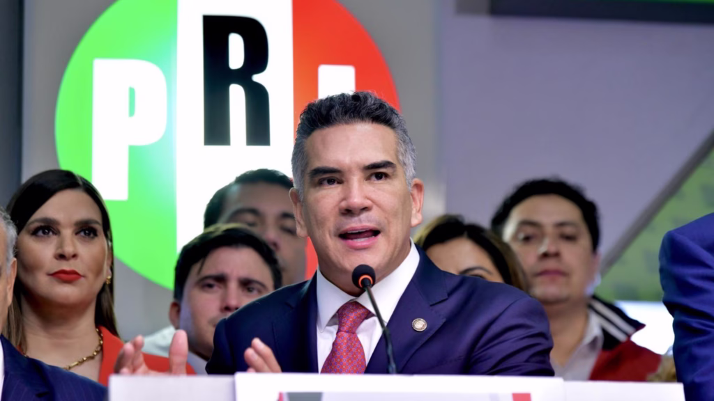 Alejandro Moreno ofrece un mensaje ante militantes y dirigentes del PRI
