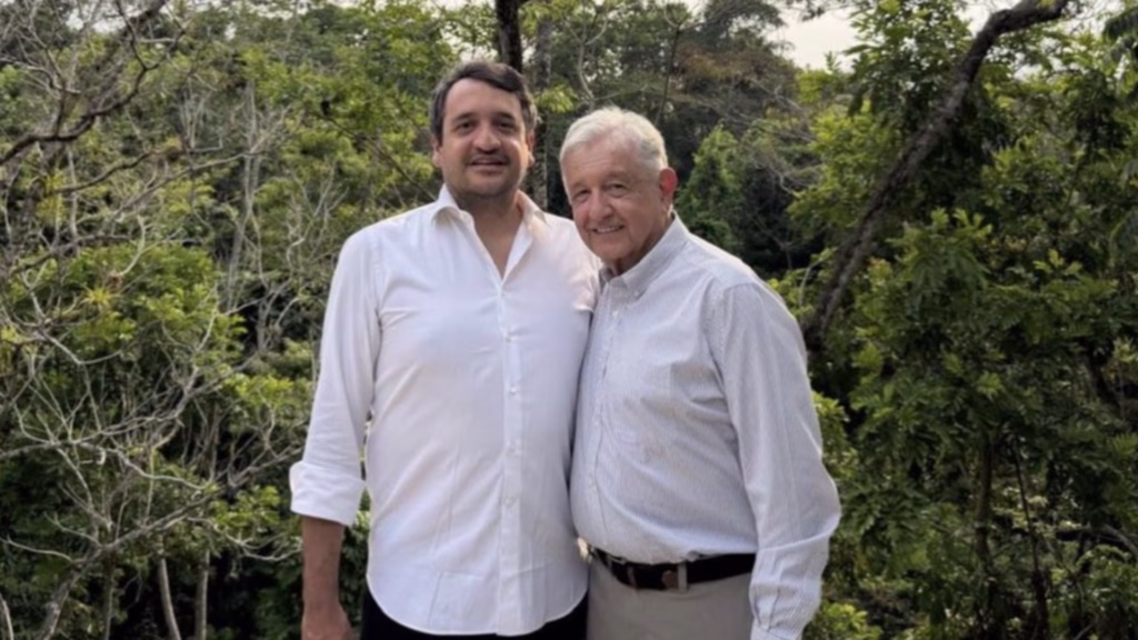 Andrés Manuel López Beltrán junto al expresidente Andrés Manuel López Obrador.