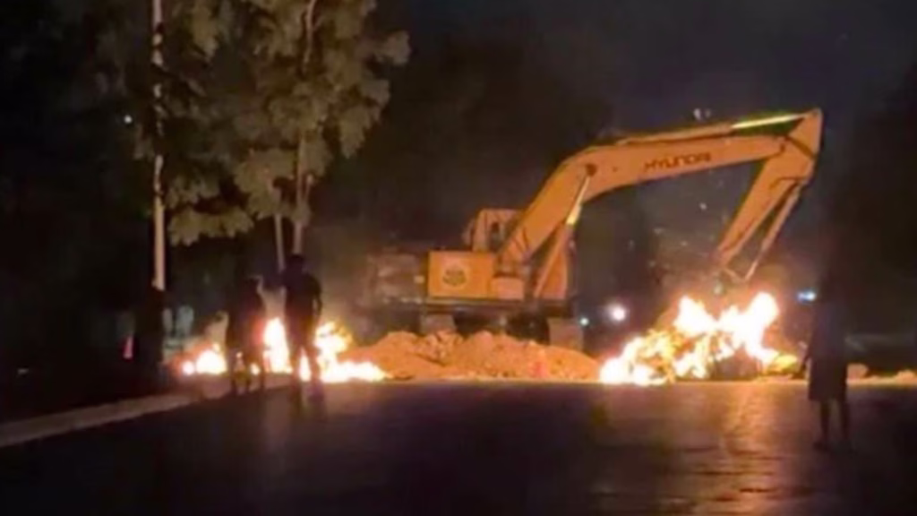 Vecinos mantienen una protesta nocturna con fuego ante los apagones registrados en Playa del Carmen.