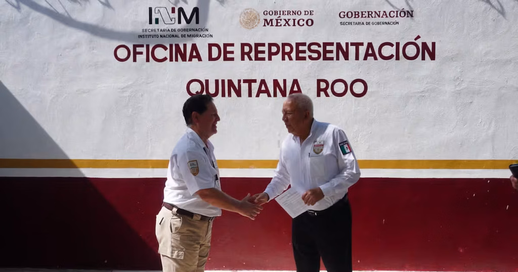 Personal del Instituto Nacional de Migración en la Oficina de Representación de Quintana Roo.
