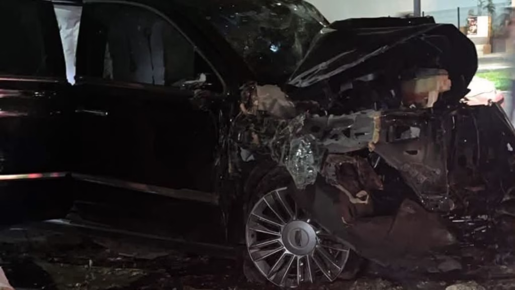 Camioneta de lujo destrozada tras el accidente en la Zona Hotelera de Cancún.