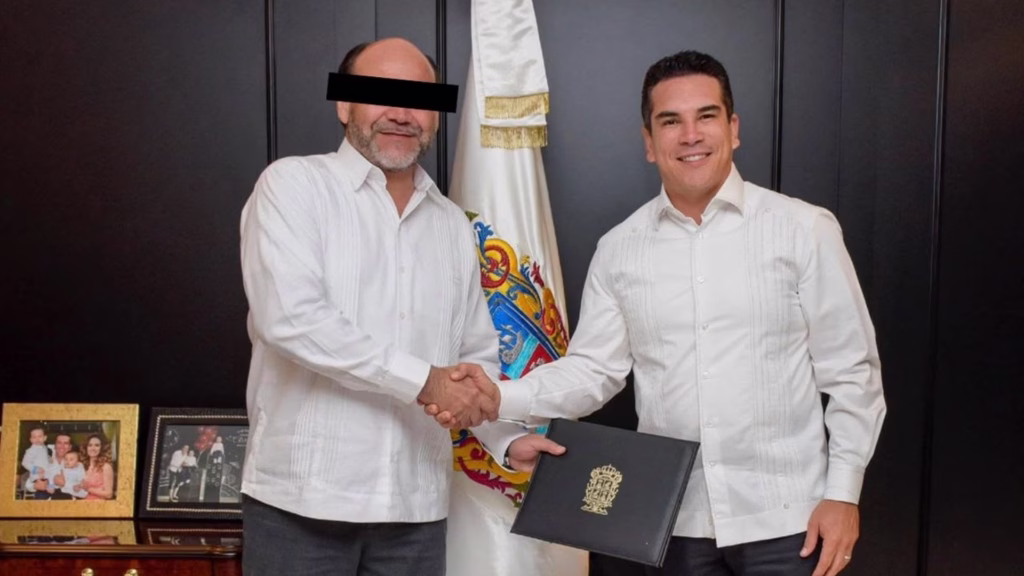 Carlos Alberto Medina Hernández junto a Alejandro Moreno durante su nombramiento en el gobierno de Campeche