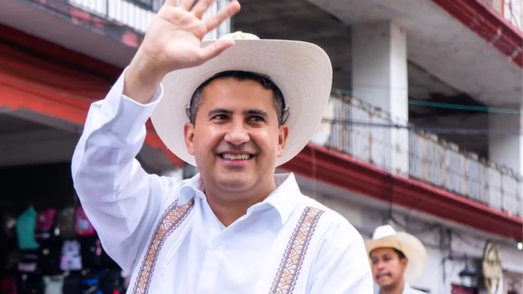 Carlos Manzo, exalcalde de Uruapan, cuyo asesinato es una de las principales investigaciones en las que las autoridades vinculan a Ramón Ángel "N", alias R1.