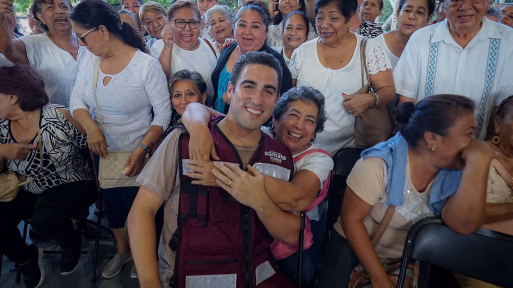 Ciudadanos conviven durante una reunión comunitaria en Quintana Roo
