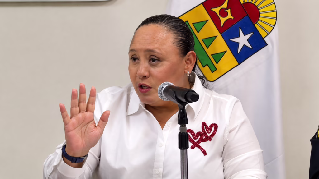 Cristina Torres Gómez habla sobre los bloqueos carreteros en Quintana Roo durante una conferencia de seguridad.