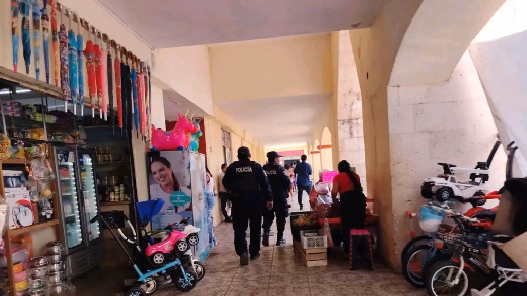 Elementos policiales recorrieron el interior del mercado Benito Juárez tras una alerta generada mediante el sistema de videovigilancia.
