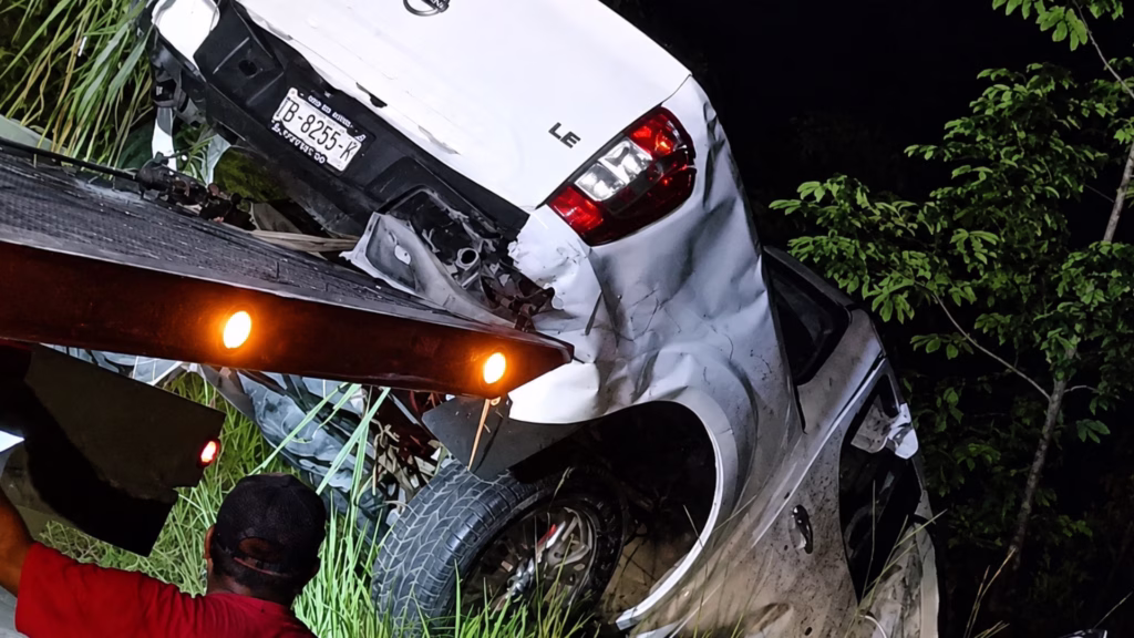 Camioneta Nissan Frontier con daños severos tras el ataque armado registrado contra una familia en la carretera federal 307, en el tramo Bacalar–Buena Vista.