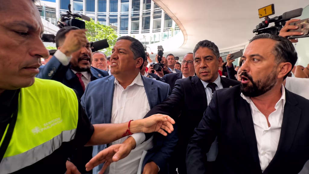 Diputados del PRI y Morena durante un enfrentamiento en el Senado de la República.