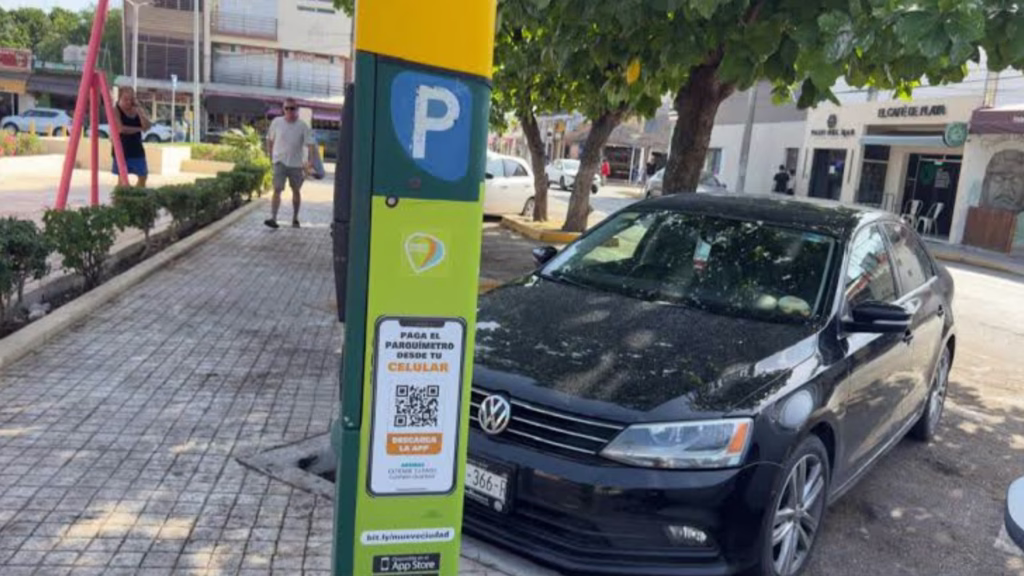 Personal de PlayaParq supervisando estacionamiento regulado en Playa del Carmen.