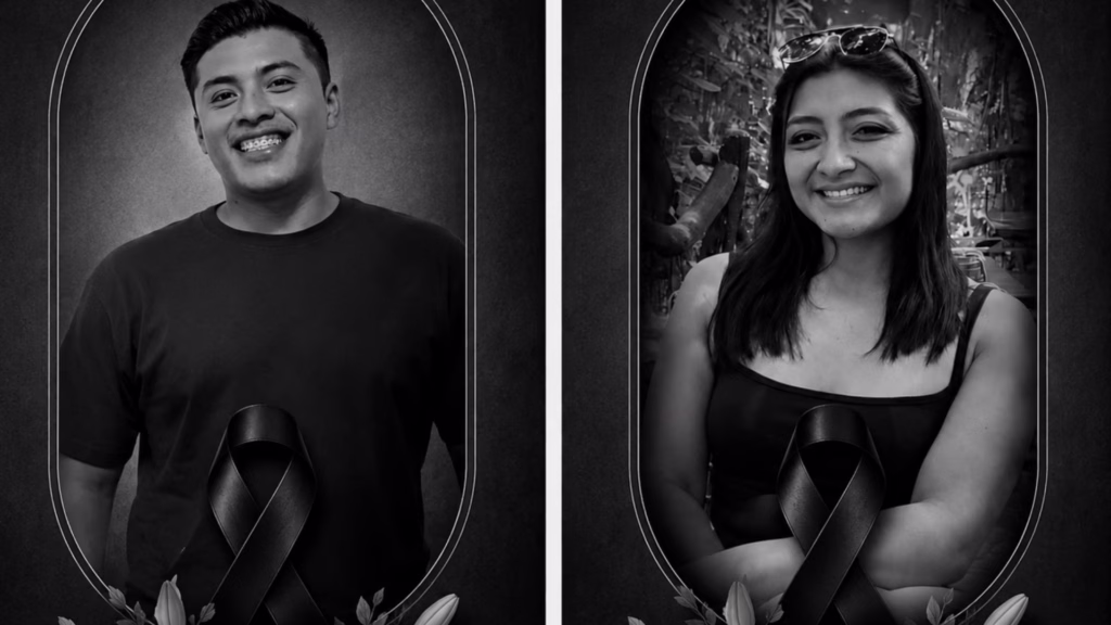 Díptico con retratos en blanco y negro de Néstor Poot Poot y Deysi Pech, víctimas del ataque armado ocurrido en la carretera Bacalar–Buena Vista, acompañado de un moño negro, flores y veladoras como elementos simbólicos de duelo.