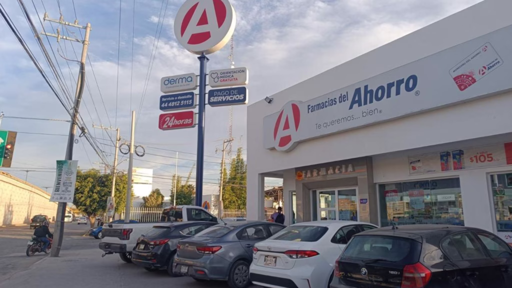 Exterior de una sucursal de Farmacias del Ahorro, cadena cofundada por Maximiliano Leonardo Asturias.