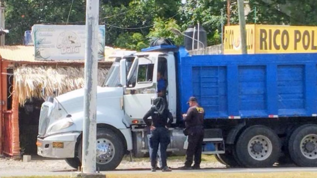 Elementos de seguridad inspeccionan un camión de carga durante un operativo relacionado con cámaras de vigilancia clandestinas en Bacalar, Quintana Roo.